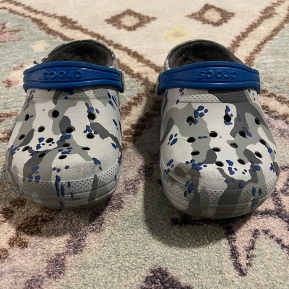 Crocs (kids) blue and grey camo crocs - Picture 1 of 4